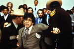 <b>«Правосудие для всех» (1979)</b>
<br><br>
На старте карьеры Аль Пачино любил импровизировать (если это разрешали режиссеры) и «проживать» перед съемками жизнь персонажей. А вот учить тексты не любил — вплоть до работы над юридической драмой «Правосудие для всех». Во время съемок проекта, когда актер в очередной раз не смог вспомнить оригинал своей реплики, у него случился конфликт с наставником Ли Страсбергом: тот даже назвал Аль Пачино «тупицей». Впоследствии артист признавался, что эта ситуация изменила его подход к работе — импровизации никуда не делись, но запоминать текст он стал более старательно.

