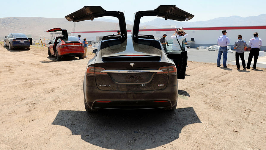 Электрические кроссоверы Tesla Model X около завода по производству аккумуляторов для электромобилей (Tesla Gigafactory) в Неваде, 2016 год