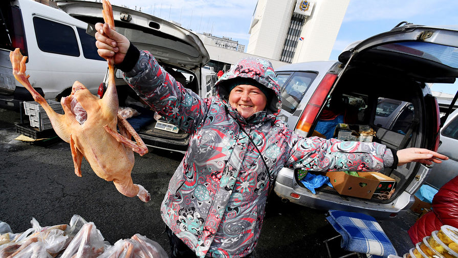 Продавец на продовольственной ярмарке на центральной площади Владивостока