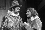 Актерскую карьеру Суше начинал на театральной сцене. На фото: в роли наместника Анджело (справа) в спектакле «Мера за меру» на Эдинбургском фестивале в 1976 году
