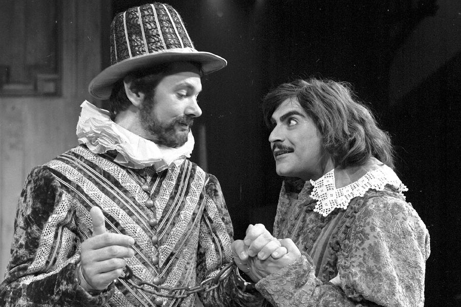 Актерскую карьеру Суше начинал на&nbsp;театральной сцене. На&nbsp;фото: в&nbsp;роли наместника Анджело (справа) в&nbsp;спектакле &laquo;Мера за&nbsp;меру&raquo; на&nbsp;Эдинбургском фестивале в&nbsp;1976 году