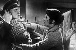 Евгений Урбанский и Нина Дробышева в сцене из фильма режиссера Григория Чухрая «Чистое небо», 1961 год
