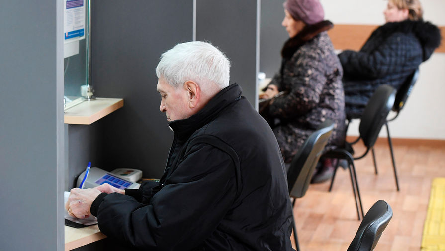 Пенсионер в отделении Пенсионного фонда РФ в Москве