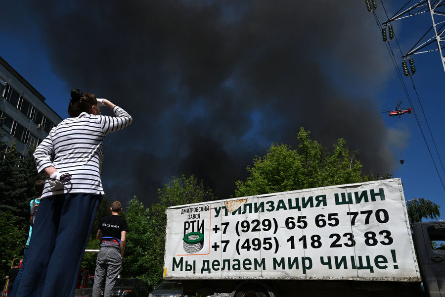 Очевидцы наблюдают за&nbsp;тушением пожара в&nbsp;промышленной зоне на&nbsp;Каширском шоссе в&nbsp;Москве, 29&nbsp;июня 2022&nbsp;года