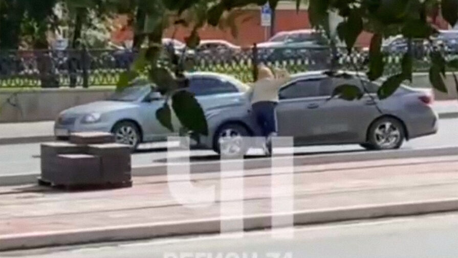 Женщина напала на автомобиль, который пытался скрыться после аварии в Челябинске