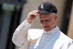 Папа Лев XIV в кепке Chicago White Sox в день своей общей аудиенции на площади Святого Петра в Ватикане 11 июня 2025 года