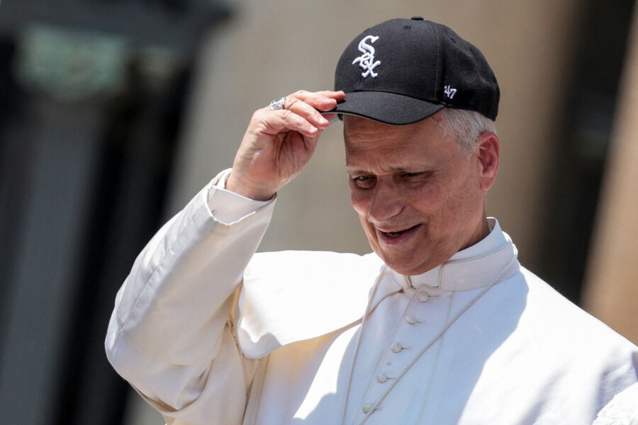 Папа Лев XIV в&nbsp;кепке Chicago White Sox в&nbsp;день своей общей аудиенции на&nbsp;площади Святого Петра в&nbsp;Ватикане 11&nbsp;июня 2025&nbsp;года