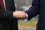 Президент РФ Владимир Путин и президент США Дональд Трамп пожимают руки во время встречи на военной базе Эльмендорф-Ричардсон на Аляске, 15 августа 2025 года
