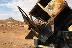 Кабина сгоревшего грузовика неподалеку от историко-архитектурного комплекса Древней Пальмиры в сирийской провинции Хомс