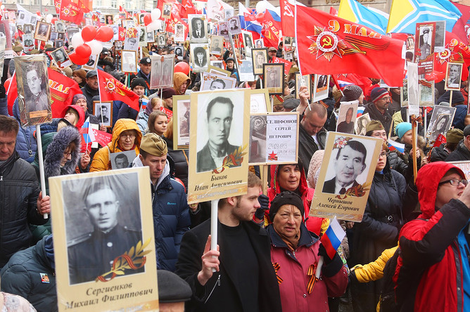 Участники во время акции «Бессмертный полк» в Москве