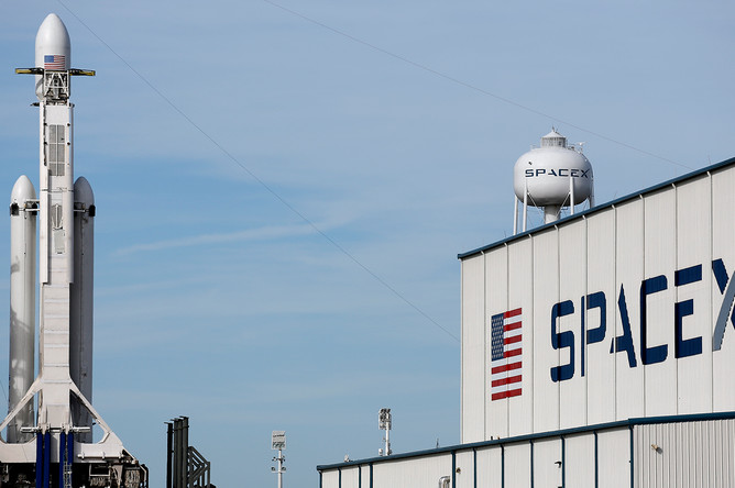 Ракета-носитель Falcon Heavy компании Илона Маска SpaceX перед запуском с мыса Канаверал во Флориде, 5 февраля 2018 года