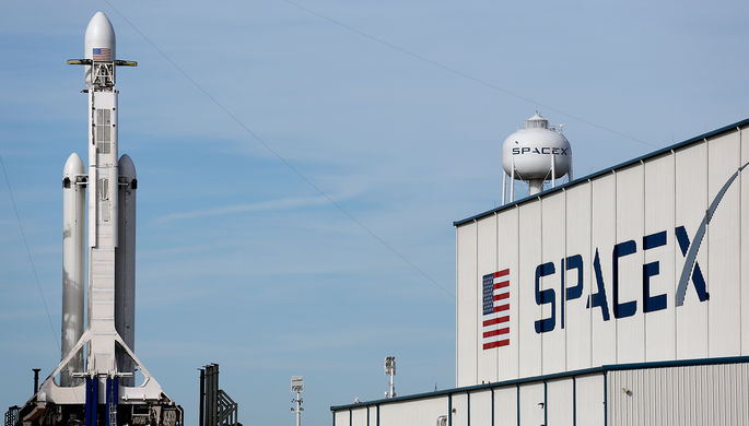 Ракета-носитель Falcon Heavy компании Илона Маска SpaceX перед запуском с мыса Канаверал во Флориде...