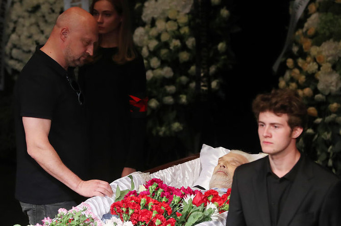 Актер Гоша Куценко во время церемонии прощания с Дмитрием Брусникиным, 13 августа 2018 года