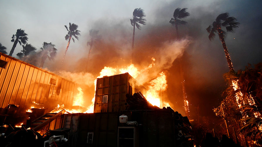Во время пожара в Малибу, штат Калифорния, 9 ноября 2018 года