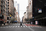 Мужчина пересекает 5-ю авеню в центре Манхэттена, Нью-Йорк, США, 25 марта 2020 года
