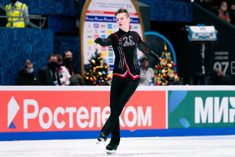 Артем Ковалев выступает с короткой программой на чемпионате России — 2022
