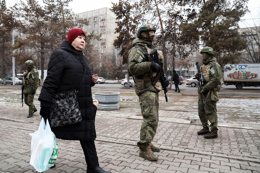Российские миротворцы и горожане на&nbsp;одной из&nbsp;улиц Алма-Аты, 11&nbsp;января 2022&nbsp;года