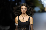 В показе Dolce&Gabbana также приняла участие дочь Моники Беллуччи и Венсана Касселя: 18-летняя Дева дефилировала в кружевном мини-платье на бретелях и чулках, а знаменитая мама поддерживала ее с первых рядов
