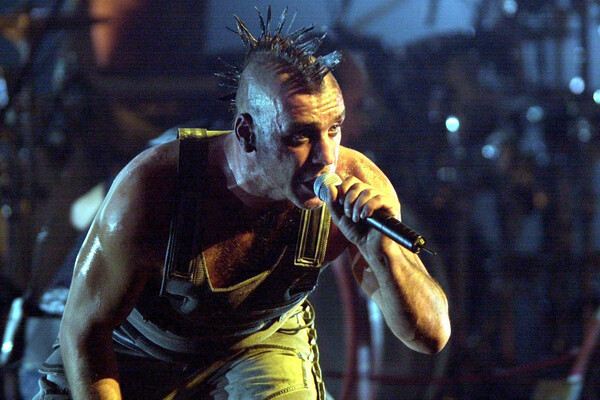 Вокалист Rammstein Тилль Линдеманн на&nbsp;церемонии MTV Europe Music Awards, Франкфурт, 2001&nbsp;год