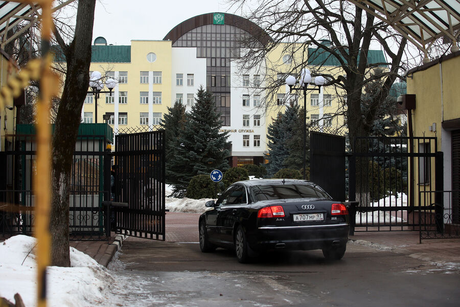 Автомобиль заезжает на территорию у здания Федеральной таможенной службы России, 27 января 2023 года