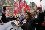 Протестующие во время демонстрации против пенсионной реформы французского правительства в Париже, Франция, 14 апреля 2023