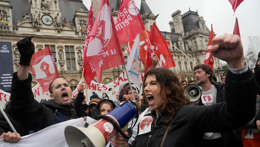 Figaro: во Франции прошли спонтанные акции протеста после выступления Макрона