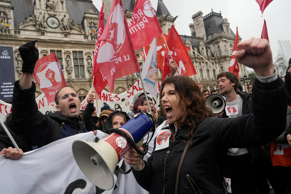Протестующие во время демонстрации против пенсионной реформы французского правительства в&nbsp;Париже, Франция, 14&nbsp;апреля 2023