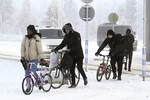 Мигранты с велосипедами переходят границу между Россией и Финляндией на пограничном пункте «Салла» в Лапландии, Финляндия, 21 ноября 2023 года