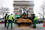 Муниципальные работники подметают солому после протеста фермеров против аграрной политики Евросоюза, Париж, Франция, 1 февраля 2024 года 