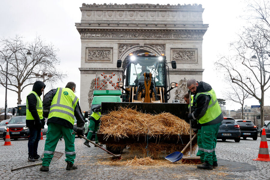Муниципальные работники подметают солому после протеста фермеров против аграрной политики Евросоюза, Париж, Франция, 1&nbsp;февраля 2024&nbsp;года 