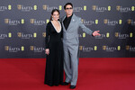 Актер Роберт Дауни — младший («Лучший актер второго плана» за роль в фильме «Оппенгеймере») и его жена Сьюзан на 77-й церемонии вручения премии BAFTA, 18 февраля 2024 года 