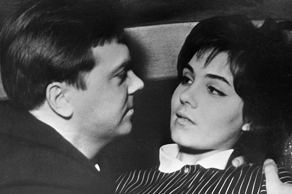 Валентина Малявина (cправа) в роли Аси и Анатолий Кузнецов (слева) в роли Павла в художественном фильме «Утренние поезда», 1964 год