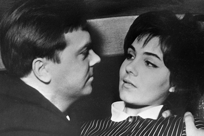 Валентина Малявина (cправа) в роли Аси и Анатолий Кузнецов (слева) в роли Павла в художественном фильме «Утренние поезда», 1964 год