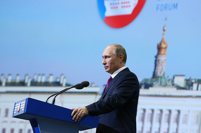 Президент РФ Владимир Путин во время выступления на пленарном заседании Петербургского международного экономического форума 