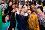 Госсекретарь США Джон Керри фотографируется со студентами перед выступлением по поводу изменения климата. Джакарта, февраль 2014 года