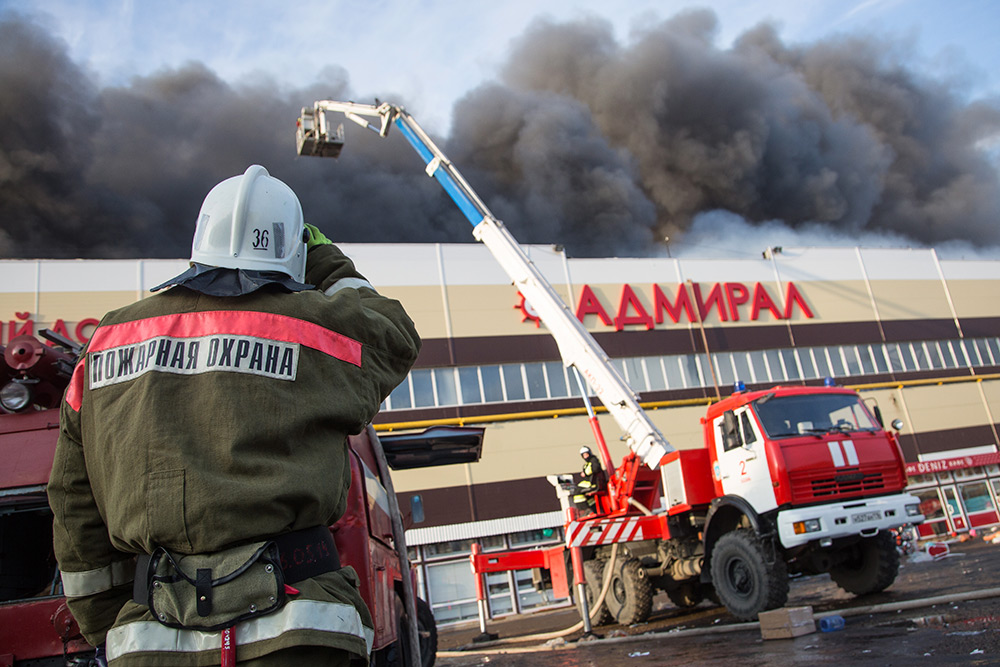 Тушение пожара в торговом центре «Адмирал»