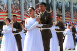 Участники театрализованного представления «Парад наследников Победы», которое прошло на центральной площади Бишкека
