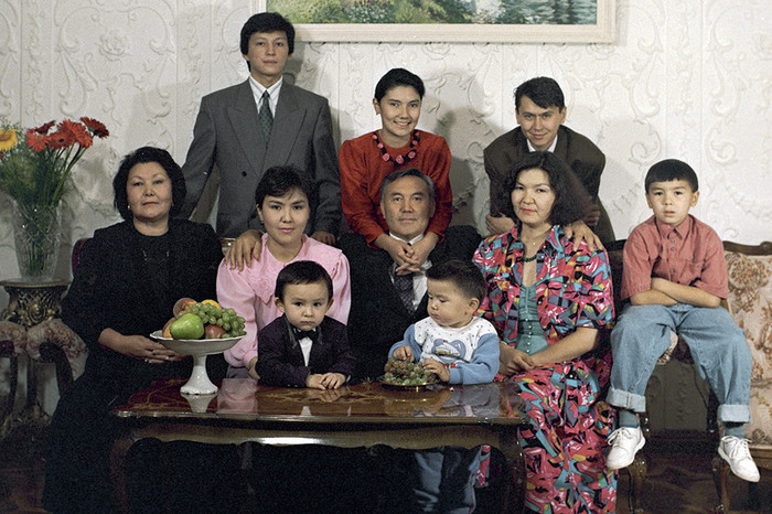 Президент Казахстана Нурсултан Назарбаев с&nbsp;семьей, 1994&nbsp;год