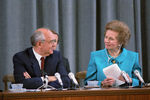 Президент СССР Михаил Горбачев и премьер-министр Великобритании Маргарет Тэтчер во время пресс-конференции, 1990 год