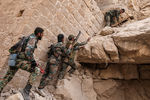 Бойцы сирийской армии поднимаются на вершину замка Фахр ад-Дина для водружения знамени