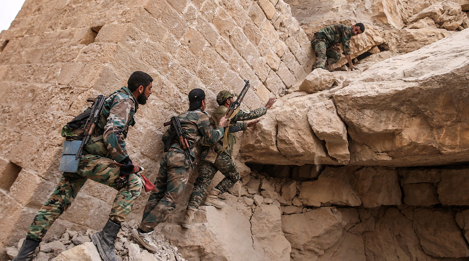 Бойцы сирийской армии поднимаются на вершину замка Фахр ад-Дина для водружения знамени