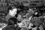 Детская поэтесса Агния Барто среди юных читателей в Алма-Ате, 1964 год