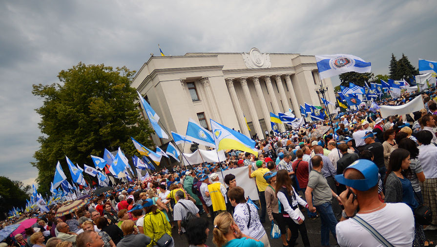 Участники всеукраинского марша протеста «Европейским ценам — европейскую зарплату» против повышения цен на газ и роста коммунальных тарифов в Киеве