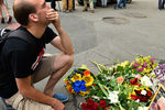 Цветы на месте гибели журналиста Павла Шеремета в Киеве
