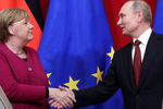 Канцлер Германии Ангела Меркель и президент РФ Владимир Путин во время пресс-конференции по итогам встречи в Кремле, 11 января 2020 года
