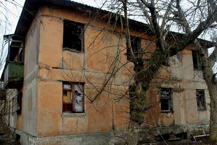 Один из домов поселка шахты «Глубокая» в Горловке, пострадавший из-за обстрелов. Поселок находится рядом с линией соприкосновения в Донецкой области, апрель 2021 года
