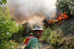 Во время тушения лесного пожара в Ороше, Мирдит, Албания, 27 июля 2022 года
