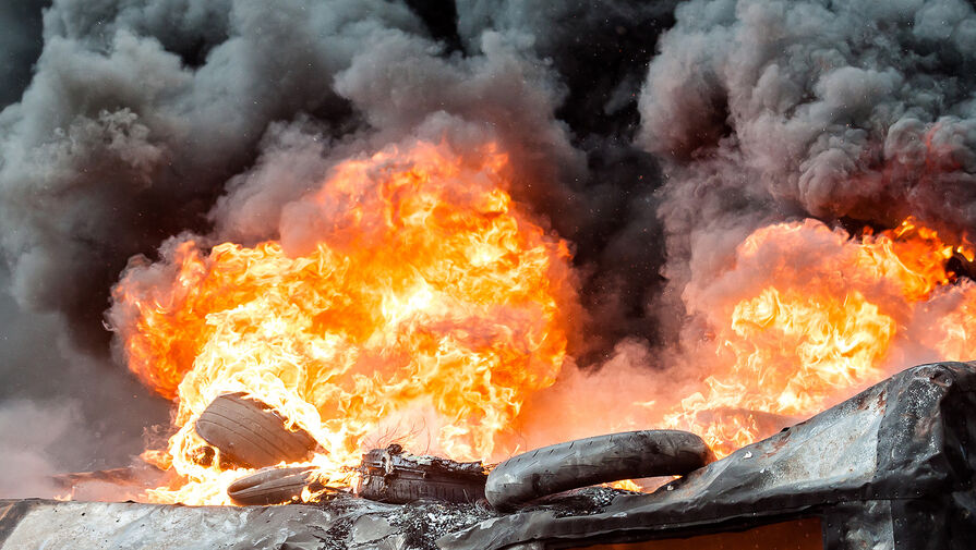 Спасатели тушат крупный пожар на лесоторговой базе в Челябинске