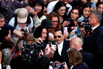 Актер Джонни Депп в окружении поклонников и журналистов на открытии Каннского кинофестиваля, 16 мая 2023 года 