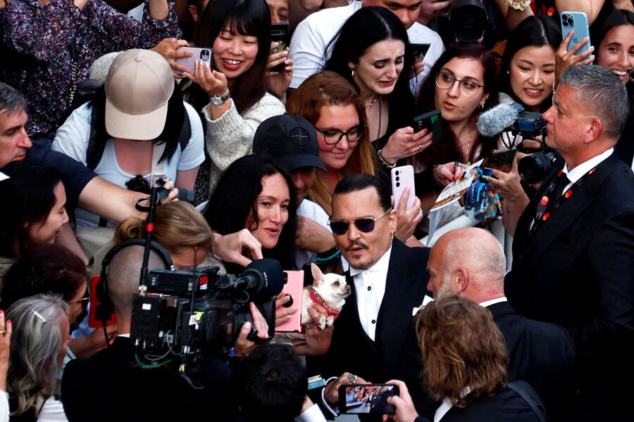 Актер Джонни Депп в&nbsp;окружении поклонников и журналистов на&nbsp;открытии Каннского кинофестиваля, 16&nbsp;мая 2023&nbsp;года 